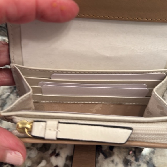 Radley London light beige Leather Wallet .. nwt
Authentic .. gold snap logo - Picture 4 of 5